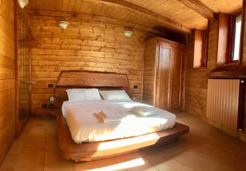 Säng eller sängar i ett rum på Resort Ninfea San Pellegrino Terme