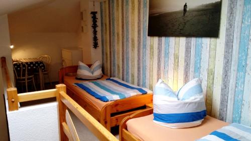 Zimmer mit 2 Einzelbetten und einem Fenster in der Unterkunft Ferienapartment Wellenreiter Insel Usedom in Ostseebad Karlshagen