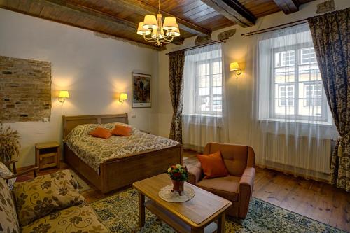 1 dormitorio con 1 cama y sala de estar en Bernardinu B&B House, en Vilna