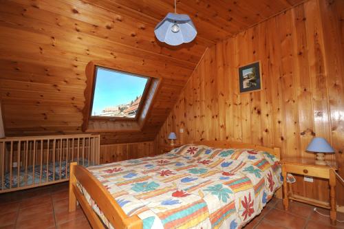 a bedroom with a bed in a cabin at Chalet la Forestière in Orcières