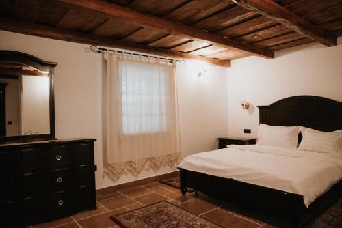 a bedroom with a bed and a dresser and a mirror at La Saca 42 in Saca