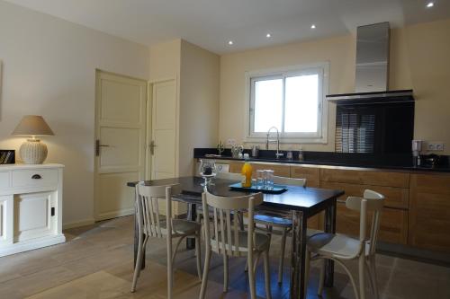 une cuisine avec une table et des chaises dans une cuisine dans l'établissement Au 21, à Avignon