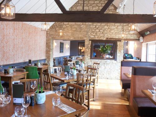 Un restaurante u otro lugar para comer en Bear and Ragged Staff
