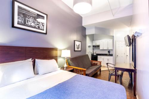 sypialnia z łóżkiem i salon w obiekcie Hotel 309 w Nowym Jorku