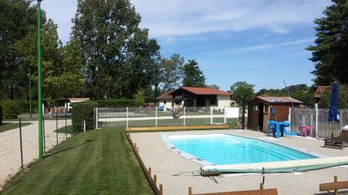 Bazén v ubytování Paradis Des Dombes nebo v jeho okolí