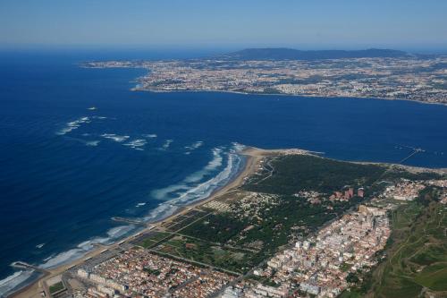 - une vue aérienne sur la plage et l'océan dans l'établissement São João Beach Lounge, à Costa da Caparica