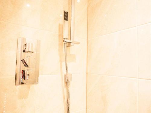 a bathroom with a shower with a glass door at Bridge Hotel Brandon in Brandon