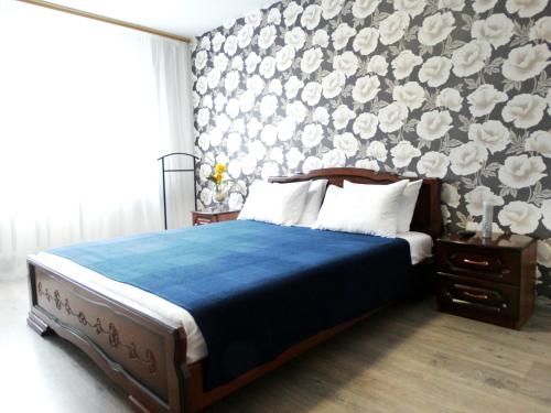 トゥーラにあるInndays on Lunacharskogo-2の花柄の壁紙を用いたベッドルーム1室