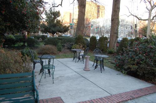 a group of tables and chairs in a park at Windsor Inn Hotel in Washington