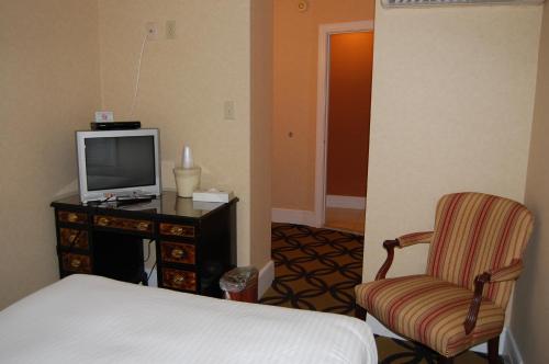 TV a/nebo společenská místnost v ubytování Windsor Inn Hotel