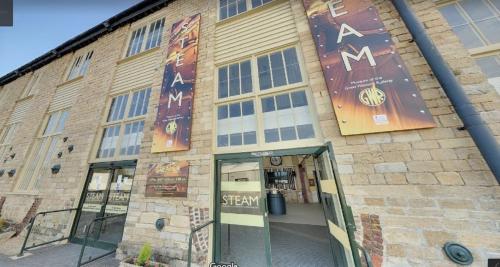 スウィンドンにあるSwindon Old Town Studio - EnterCloud9SAの側面に時計がある建物