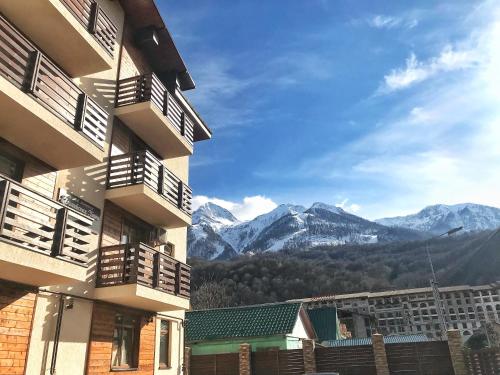 エストサドクにあるАпартаменты в Альпийской Горкеの建物から山々の景色を望む