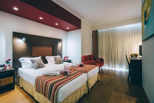 Säng eller sängar i ett rum på Muthu Raga Madeira Hotel