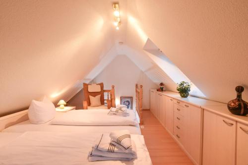 two beds in a room with a roof at App-Syltperle in Westerland (Sylt)