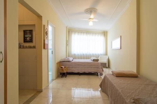 1 dormitorio con 2 camas y ventana en Flat General, en Petrópolis