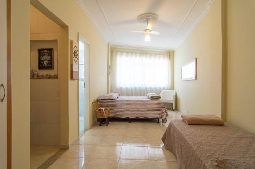 a bedroom with two beds and a window at Flat General in Petrópolis