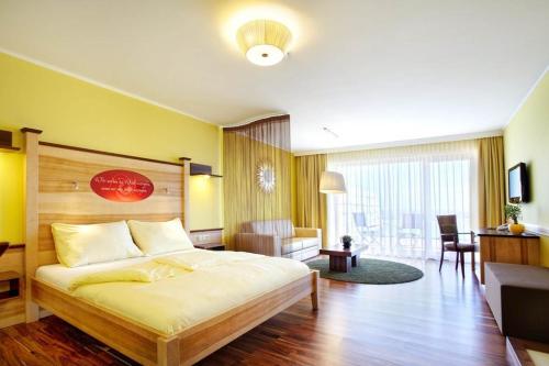 una camera d'albergo con letto e soggiorno di Revita Hotel Kocher a Sankt Agatha