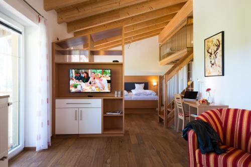 TV a/nebo společenská místnost v ubytování Hotel Bellevue