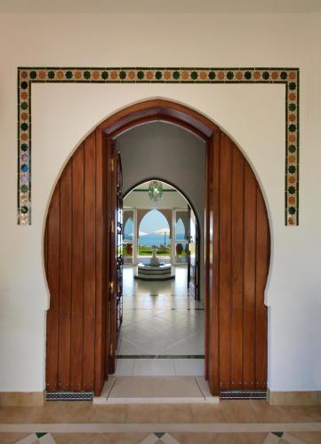 an archway leading to aoyer with an open door at Villa Esmeralda in Lagos