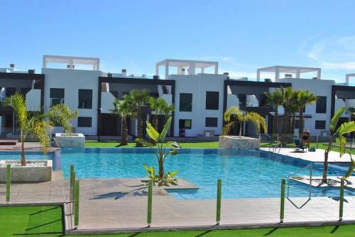 una gran piscina frente a un edificio en Apartment OasisBeach La Zenia, en Playas de Orihuela