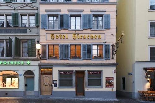 un bâtiment avec un panneau à l'avant dans l'établissement Hotel Hirschen, à Zurich