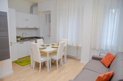 米蘭的住宿－Niguarda & Bicocca Flat，厨房以及带桌椅的用餐室。
