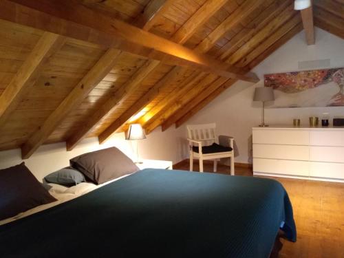 A bed or beds in a room at Casa do Tejo de Alcochete