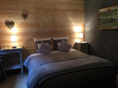 um quarto com uma cama grande e 2 candeeiros em Les appartements d'estelle em La Petite-Pierre