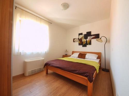 een slaapkamer met een bed en een raam bij Apartments Anuška in Cavtat