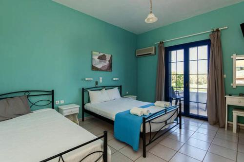 A bed or beds in a room at Contaratos Holiday Lettings