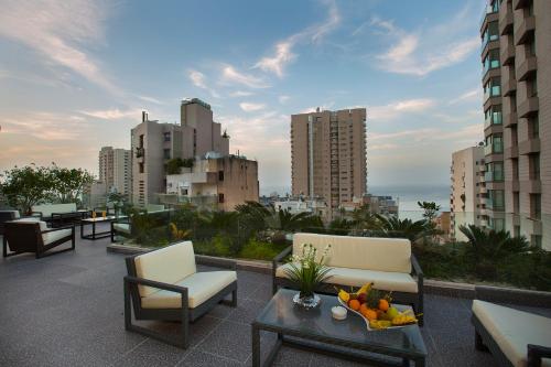 - un balcon avec des chaises et une table avec des fruits dans l'établissement Orient Queen Homes Hotel, à Beyrouth