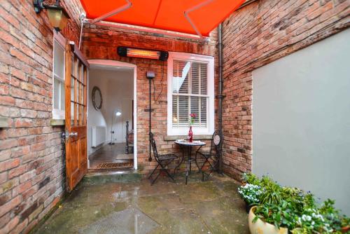 The LOCATION- 1 FREE PRIVATE PARKING SPACE - 60 SECOND WALK 2 MINSTER! photo 13