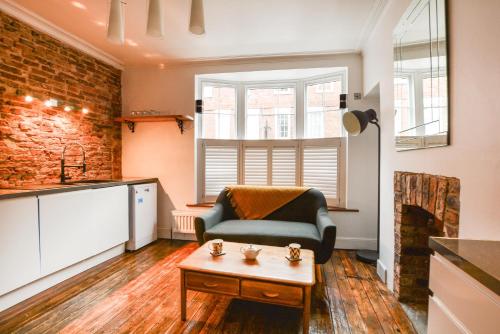 The LOCATION- 1 FREE PRIVATE PARKING SPACE - 60 SECOND WALK 2 MINSTER! photo 9