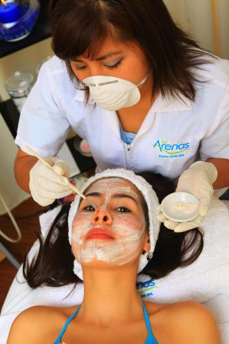 a woman is getting her hair repaired by a beautician at Arenas Hotel & Spa in Tacna