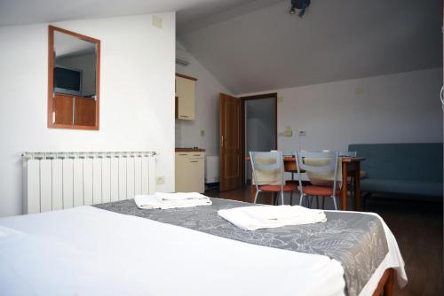 Ein Bett oder Betten in einem Zimmer der Unterkunft Apartments Ida Cres