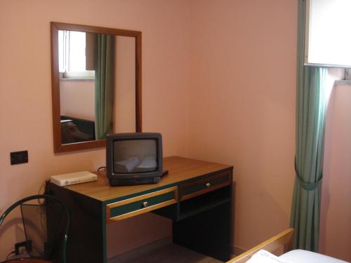a television sitting on a dresser in a room at Hotel Grandinetti in Parenti