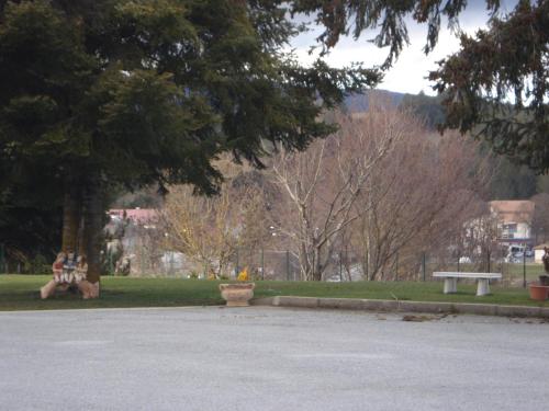a group of people sitting on a bench in a park at Hotel Grandinetti in Parenti