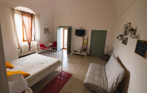 1 dormitorio con 1 cama y 1 silla en Sole di Paglia en Matera