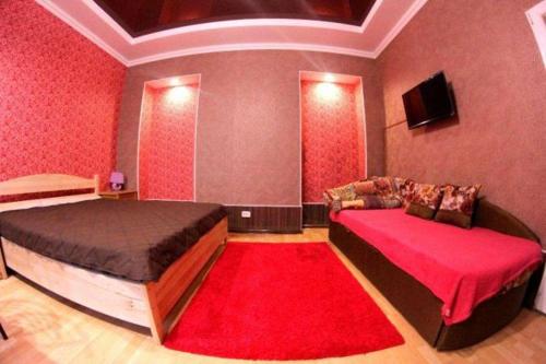 クロプィウヌィーツィクィイにあるЕгороваの赤いカーペットフロアのベッドルーム1室(ベッド2台付)