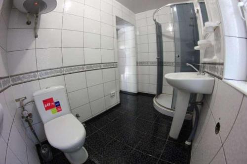 クロプィウヌィーツィクィイにあるЕгороваのバスルーム(トイレ、洗面台付)
