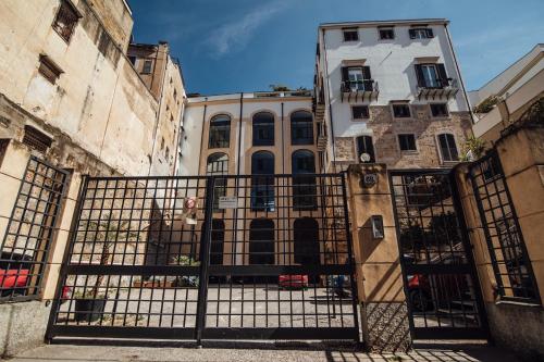 un cancello in ferro di fronte a un edificio di GRAN CANCELLIERE Apartments a Palermo