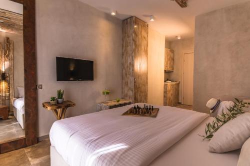 een slaapkamer met een bed met een schaakbord erop bij Olea House in Limenaria