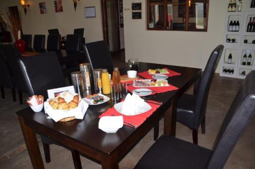 een tafel met daarop borden met eten bij Kapensis Guesthouse (Pty) Ltd in Pringle Bay
