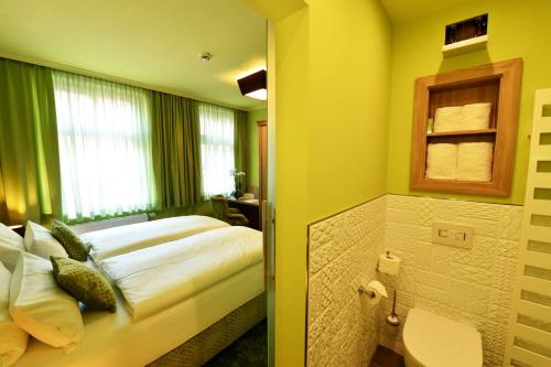 Ванная комната в MOMENTS Boutique Hotel