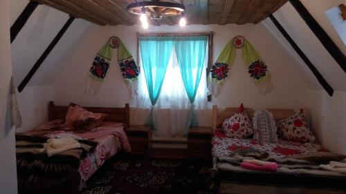 Voodi või voodid majutusasutuse Complex Traditional Căsuța Bunicilor-Breb toas