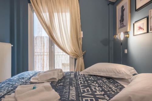 雅典的住宿－伊薩卡公寓，一间卧室配有一张带窗户的床