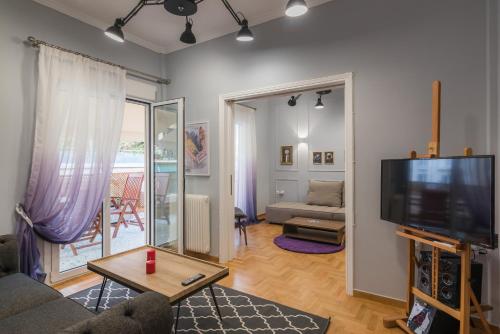 雅典的住宿－伊薩卡公寓，带沙发和电视的客厅