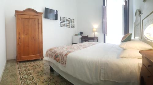 a bedroom with a bed and a wooden door at Los Canaritos in Las Palmas de Gran Canaria