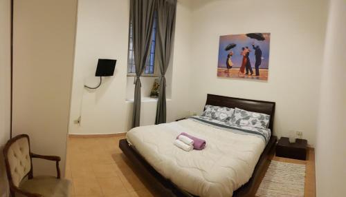 ローマにあるCasa delle Vittorieのベッドルーム1室(ベッド1台、椅子付)