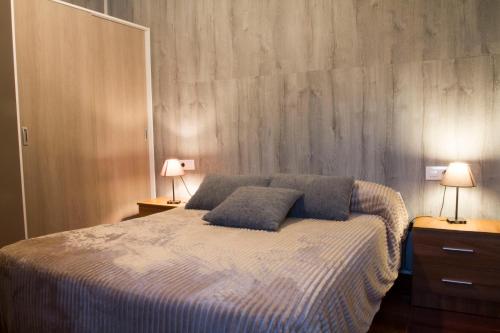 Los AlbaricoquesにあるVivienda Rural Albaのベッドルーム1室(ベッド1台、テーブルにランプ2つ付)